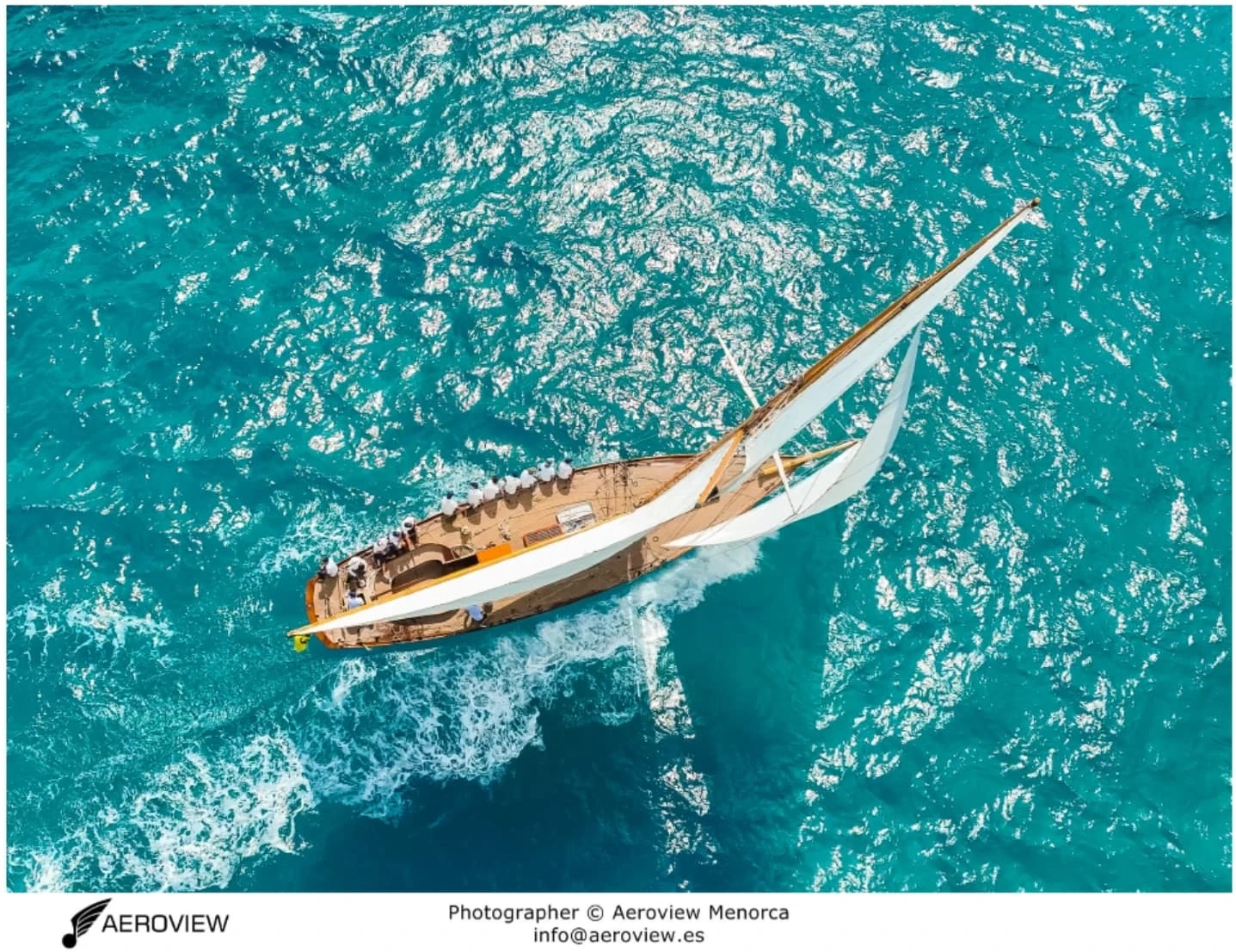 Embarcación clásica sobre el agua turquesa, fotografía aérea de Aeroview.es