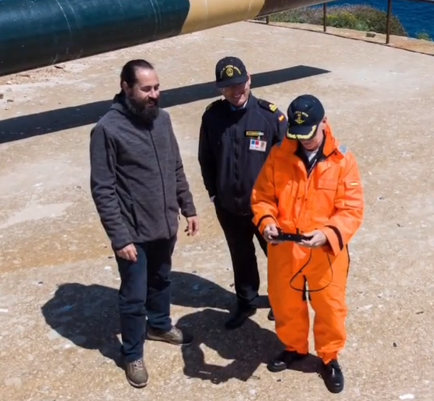 Gustavo Taboada de Aeroview.es junto a personal naval y un equipo de control de dron en La Mola, Mahón