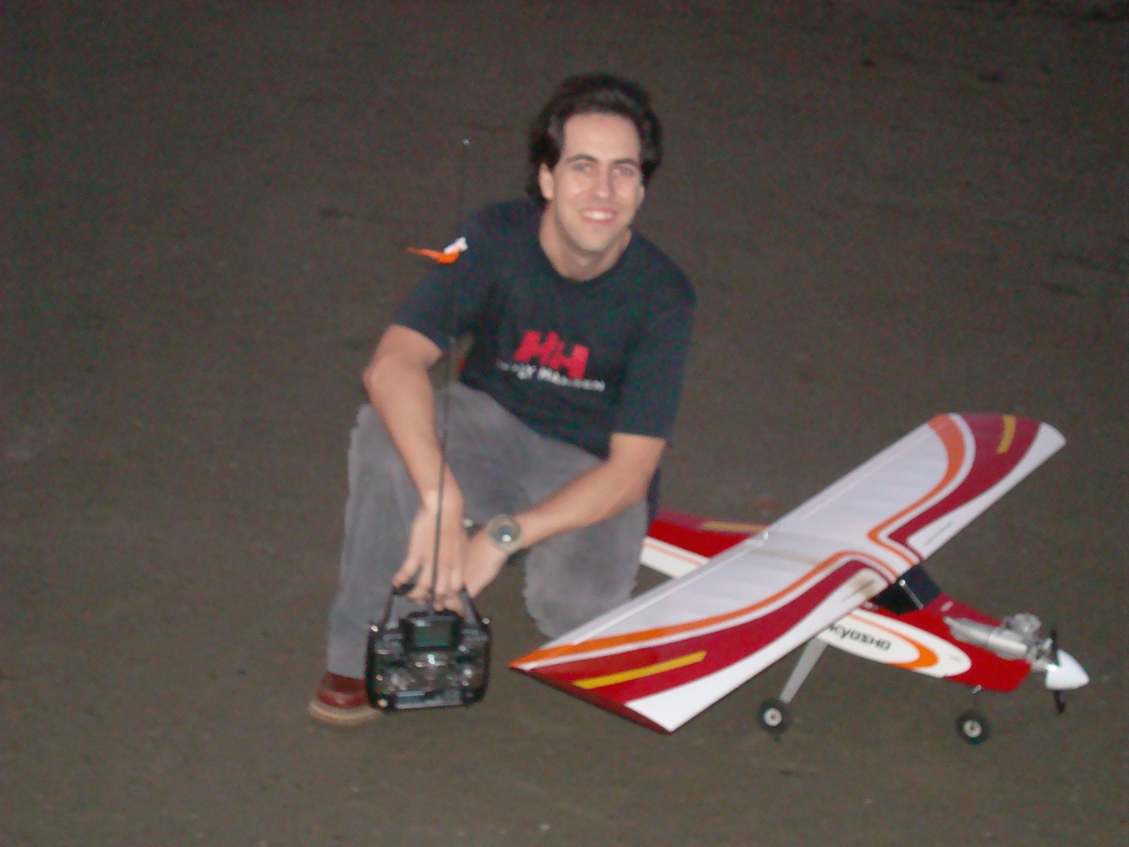 Gustavo Taboada con un avión de aeromodelismo Calmato Trainer, hacia 2007. Gustavo Taboada con un avión de aeromodelismo Calmato Trainer, hacia 2007.