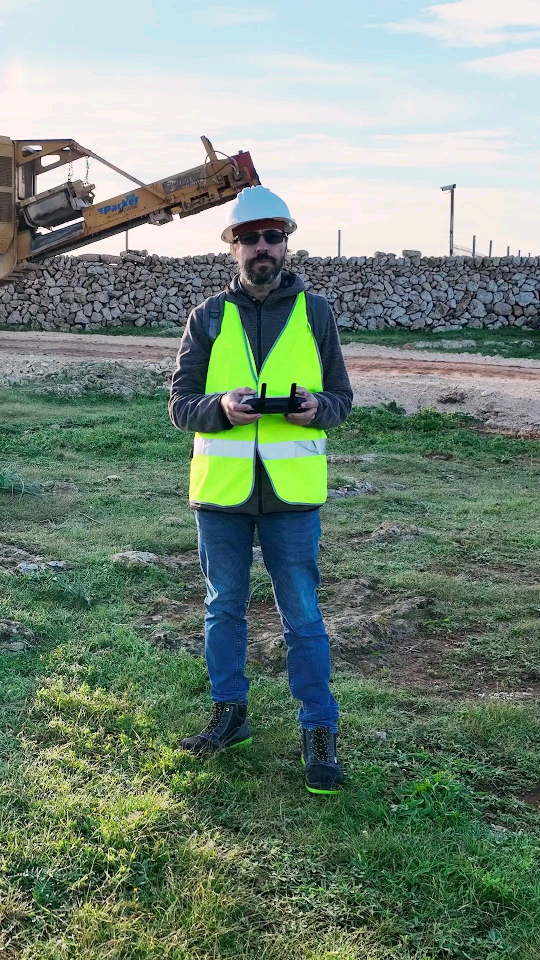 Gustavo Taboada con el mando del dron durante el seguimiento del parque fotovoltaico de Son Salomó, Menorca