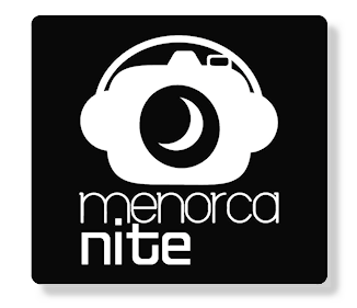 Logotipo original de Menorca Nite: cámara y nombre del proyecto de fotografía nocturna