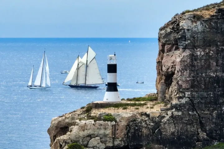 Embarcaciones de vela clásica frente a los acantilados de Menorca · Aeroview.es