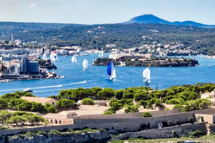 Vista panorámica del puerto de Mahón con embarcaciones de vela clásica · Aeroview.es