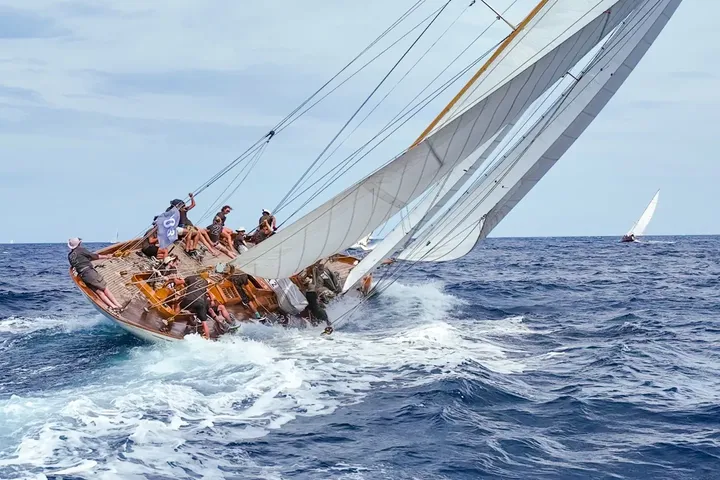 Tripulación de un velero clásico durante la navegación en Menorca · Aeroview.es
