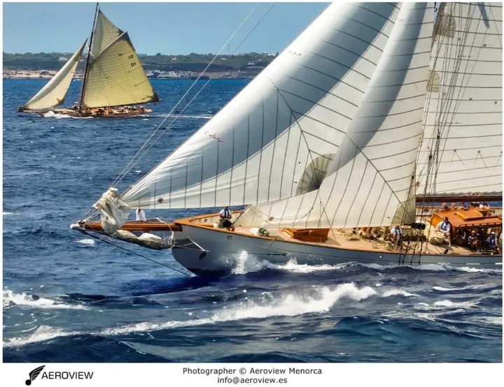 Veleros clásicos navegando junto a la costa de Menorca · Aeroview.es